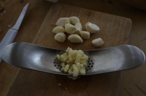 eating raw garlic